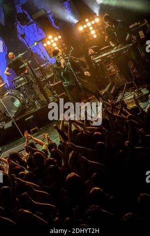 Le groupe allemand de rock-métal Oomph se présente en direct sur scène à Ninkasi KAO à Lyon, France, le 19 avril 2016. Photo Julien Reynaud/APS-Medias/ABACAPRESS.COM Banque D'Images