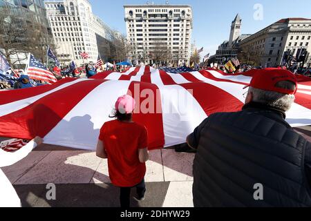 Washington, DC, États-Unis. 12 décembre 2020. Les partisans du président Trump affichent un drapeau américain géant sur Freedom Plaza le 12 décembre 2020 à Washington DC. Les bailleurs de fonds continuent de soutenir les allégations non prouvées du Président de fraude électorale massive et d'irrégularités électorales. Après le rassemblement DE LA MAGA de novembre à Washington, Women for America First, une organisation conservatrice, a déposé un autre permis de se rallier au soutien du président Trump, deux jours seulement avant que les électeurs de chaque État ne votent pour leur candidat. Credit: SIPA USA/Alay Live News Banque D'Images