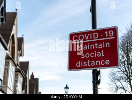 Solihull, Royaume-Uni - décembre 2020 : Covid-19 maintenir le signe de distance sociale Banque D'Images