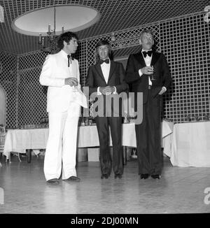 Dossier - Donald Sutherland et Elliott Gould assistent au 27e Festival annuel du film de Cannes, en France, le 1974. Photo par Agence/APS-MEDIAS/ABACAPRESS.COM Banque D'Images