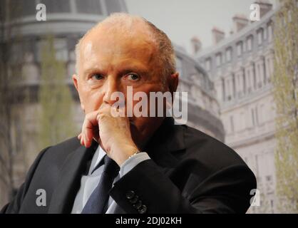 L'homme d'affaires français François Pinault s'exprime lors d'une conférence de presse avec le maire de Paris pour annoncer un projet de musée d'art dans le bâtiment de la Bourse du Commerce, dans le centre de Paris, qui abritera la collection privée d'art de Pinault, le 27 avril 2016, à Paris, en France. L'une des plus grandes collections d'art privées au monde sera logée dans un nouveau musée de Paris à deux pas du Louvre, a déclaré le milliardaire français le 27 avril. François Pinault, le magnat des biens de luxe qui possède également la maison de vente aux enchères Christie's, prend la relève de la Bourse de Commerce au centre de la capitale française pour montrer h Banque D'Images