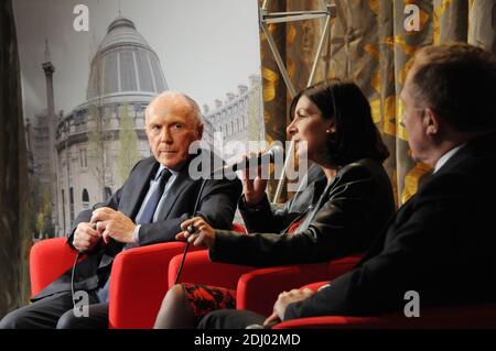 L'homme d'affaires français François Pinault s'exprime lors d'une conférence de presse avec son fils François-Henri Pinault et la mairesse de Paris Anne Hidalgo pour annoncer un projet de musée d'art dans le bâtiment de la Bourse du Commerce, dans le centre de Paris, qui abritera la collection privée d'art de Pinault, le 27 avril 2016, à Paris, en France. L'une des plus grandes collections d'art privées au monde sera logée dans un nouveau musée de Paris à deux pas du Louvre, a déclaré le milliardaire français le 27 avril. François Pinault, le magnat des biens de luxe qui possède également la maison de vente aux enchères Christie's, prend la relève de la Bourse de Commer Banque D'Images