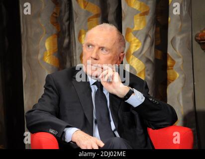 L'homme d'affaires français François Pinault s'exprime lors d'une conférence de presse avec le maire de Paris pour annoncer un projet de musée d'art dans le bâtiment de la Bourse du Commerce, dans le centre de Paris, qui abritera la collection privée d'art de Pinault, le 27 avril 2016, à Paris, en France. L'une des plus grandes collections d'art privées au monde sera logée dans un nouveau musée de Paris à deux pas du Louvre, a déclaré le milliardaire français le 27 avril. François Pinault, le magnat des biens de luxe qui possède également la maison de vente aux enchères Christie's, prend la relève de la Bourse de Commerce au centre de la capitale française pour montrer h Banque D'Images