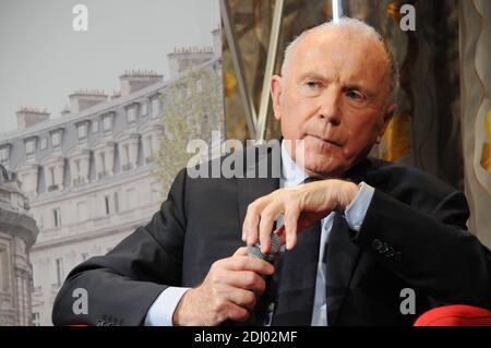 L'homme d'affaires français François Pinault s'exprime lors d'une conférence de presse avec le maire de Paris pour annoncer un projet de musée d'art dans le bâtiment de la Bourse du Commerce, dans le centre de Paris, qui abritera la collection privée d'art de Pinault, le 27 avril 2016, à Paris, en France. L'une des plus grandes collections d'art privées au monde sera logée dans un nouveau musée de Paris à deux pas du Louvre, a déclaré le milliardaire français le 27 avril. François Pinault, le magnat des biens de luxe qui possède également la maison de vente aux enchères Christie's, prend la relève de la Bourse de Commerce au centre de la capitale française pour montrer h Banque D'Images