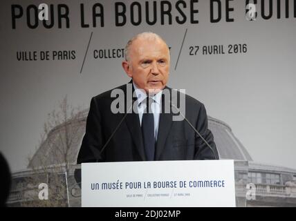 L'homme d'affaires français François Pinault s'exprime lors d'une conférence de presse avec le maire de Paris pour annoncer un projet de musée d'art dans le bâtiment de la Bourse du Commerce, dans le centre de Paris, qui abritera la collection privée d'art de Pinault, le 27 avril 2016, à Paris, en France. L'une des plus grandes collections d'art privées au monde sera logée dans un nouveau musée de Paris à deux pas du Louvre, a déclaré le milliardaire français le 27 avril. François Pinault, le magnat des biens de luxe qui possède également la maison de vente aux enchères Christie's, prend la relève de la Bourse de Commerce au centre de la capitale française pour montrer h Banque D'Images