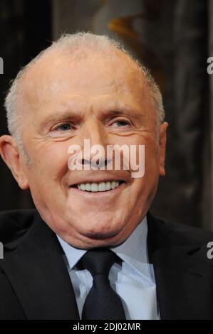 L'homme d'affaires français François Pinault s'exprime lors d'une conférence de presse avec le maire de Paris pour annoncer un projet de musée d'art dans le bâtiment de la Bourse du Commerce, dans le centre de Paris, qui abritera la collection privée d'art de Pinault, le 27 avril 2016, à Paris, en France. L'une des plus grandes collections d'art privées au monde sera logée dans un nouveau musée de Paris à deux pas du Louvre, a déclaré le milliardaire français le 27 avril. François Pinault, le magnat des biens de luxe qui possède également la maison de vente aux enchères Christie's, prend la relève de la Bourse de Commerce au centre de la capitale française pour montrer h Banque D'Images