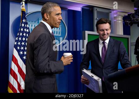 Le président américain Barack Obama fait une visite surprise aux étudiants en journalisme participant à un jour de journaliste universitaire à côté de Josh Enid, secrétaire de presse de la Maison Blanche, à droite, dans la salle de presse Brady de la Maison Blanche à Washington, DC, Etats-Unis, le jeudi 28 avril 2016. Une séance éclair de la part des médias de la Maison Blanche et de ses alliés n’a pas réussi à sévir contre le candidat de la Cour suprême d’Obama, et il est tout sauf certain que le siège restera vacant jusqu’après les élections américaines de novembre. Photo par Andrew Harrer/Pool/ABACAPRESS.COM Banque D'Images