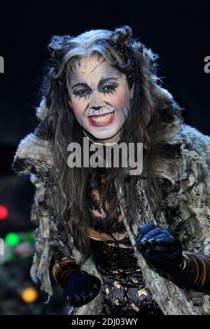 Chimene Badi exécutant le spectacle musical Cats au théâtre Mogador à Paris, France, le 28 avril 2016. Photo d'Aurore Marechal/ABACAPRESS.COM Banque D'Images