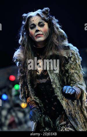 Chimene Badi exécutant le spectacle musical Cats au théâtre Mogador à Paris, France, le 28 avril 2016. Photo d'Aurore Marechal/ABACAPRESS.COM Banque D'Images