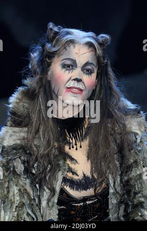 Chimene Badi exécutant le spectacle musical Cats au théâtre Mogador à Paris, France, le 28 avril 2016. Photo d'Aurore Marechal/ABACAPRESS.COM Banque D'Images