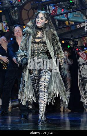 Chimene Badi exécutant le spectacle musical Cats au théâtre Mogador à Paris, France, le 28 avril 2016. Photo d'Aurore Marechal/ABACAPRESS.COM Banque D'Images