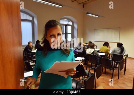 Le réfugié syrien Nour Essa, 30 ans, à l'intérieur de l'école de langue et de culture dirigée par la communauté catholique Sant' Edigio à Rome, Italie, le 21 avril, 2016.la Communauté Sant'Egidio organise des cours d'italien pour les 3 familles de 12 Syriens arrachés d'un camp grec par le Pape François et placés avec la charité Sant' Edigio dans le quartier Trastevere de Rome. Les trois familles ont vu leurs maisons bombardées en Syrie et les trois sont arrivées en Grèce de Turquie sur des bateaux en caoutchouc surchargés. Maintenant, les familles commencent un nouveau voyage: Des leçons de langue et l'intégration dans une nouvelle culture. Nour Essa s'était échappé Banque D'Images