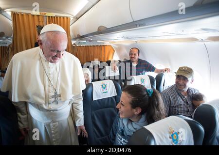 Le pape François accueille les réfugiés syriens Nour Essa (30), son mari Hasan Zaheda (31) et son fils Riad (2) lors du vol de Lesbos à l'aéroport Ciampino de Rome (Italie) le 16 avril 2016. Le pape François a ramené 12 réfugiés syriens à Rome après une visite rapide de l'île grecque de Lesbos. Les trois familles ont vu leurs maisons bombardées en Syrie et les trois sont arrivées en Grèce de Turquie sur des bateaux en caoutchouc surchargés. Maintenant, les familles commencent un nouveau voyage: Des leçons de langue et l'intégration dans une nouvelle culture. Nour Essa avait échappé à une partie des troubles initiaux de la guerre civile en Syrie. Elle était livi Banque D'Images