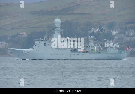 HDMS Vædderen (F359), une frégate de classe Thetis opérée par la Marine royale danoise, passant Greenock au début de l'exercice joint Warrior 13-1. Banque D'Images