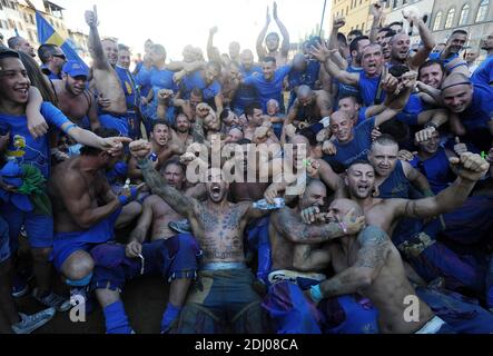 A Florence, en Italie avec les derniers gladiatorsles joueurs de Calcio Storico, l'ancêtre du football le 2013 juin. Photo : victoire des bleus . Depuis le Moyen Age, chaque année en juin, quatre quartiers de la ville de Florence se battent sans pitié pour l'honneur de gagner le tournoi de Calcio Storico Fiorentino, un sport extraordinairement violent, joué par des hommes entraînés à se battre les uns contre les autres jusqu'à leurs limites.le tournoi se déroule avec quatre équipes, Les Bleus, les Verts, les blancs et les rouges, chacun représentant un district de la ville. C'est une croix entre la lutte gréco-romaine, boîte Banque D'Images