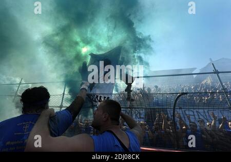 A Florence, en Italie avec les derniers gladiatorsles joueurs de Calcio Storico, l'ancêtre du football le 2013 juin. Photo : victoire des bleus . Depuis le Moyen Age, chaque année en juin, quatre quartiers de la ville de Florence se battent sans pitié pour l'honneur de gagner le tournoi de Calcio Storico Fiorentino, un sport extraordinairement violent, joué par des hommes entraînés à se battre les uns contre les autres jusqu'à leurs limites.le tournoi se déroule avec quatre équipes, Les Bleus, les Verts, les blancs et les rouges, chacun représentant un district de la ville. C'est une croix entre la lutte gréco-romaine, boîte Banque D'Images