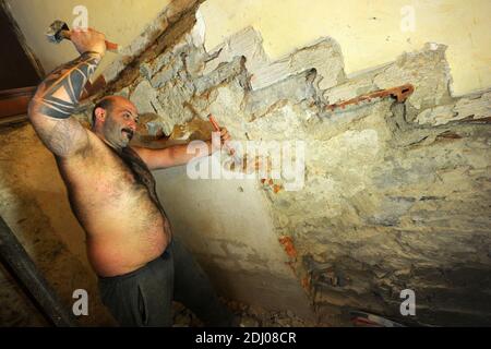 A Florence, en Italie avec les derniers gladiatorsles joueurs de Calcio Storico, l'ancêtre du football le 2013 juin. Photo : Alessio Lunardi , alias 'l'ours' (équipe bleue) fonctionne comme un bricklayer. Depuis le Moyen Age, chaque année en juin, quatre quartiers de la ville de Florence se battent sans pitié pour l'honneur de gagner le tournoi de Calcio Storico Fiorentino, un sport extraordinairement violent, joué par des hommes entraînés à se battre les uns contre les autres jusqu'à leurs limites.le tournoi se déroule avec quatre équipes, Les Bleus, les Verts, les blancs et les rouges, chacun représentant un district de la ville. C'est le cas Banque D'Images