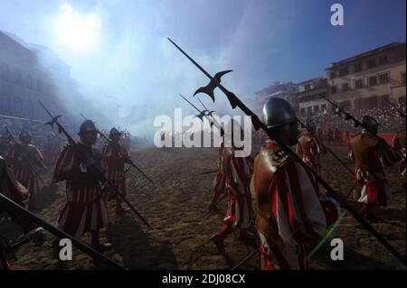 A Florence, en Italie avec les derniers gladiatorsles joueurs de Calcio Storico, l'ancêtre du football le 2013 juin. Photo : la cérémonie d'ouverture. Depuis le Moyen Age, chaque année en juin, quatre quartiers de la ville de Florence se battent sans pitié pour l'honneur de gagner le tournoi de Calcio Storico Fiorentino, un sport extraordinairement violent, joué par des hommes entraînés à se battre les uns contre les autres jusqu'à leurs limites.le tournoi se déroule avec quatre équipes, Les Bleus, les Verts, les blancs et les rouges, chacun représentant un district de la ville. C'est une croix entre la lutte gréco-romaine, boxi Banque D'Images