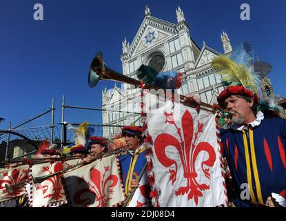 A Florence, en Italie avec les derniers gladiatorsles joueurs de Calcio Storico, l'ancêtre du football le 2013 juin. Photo : la cérémonie d'ouverture. Depuis le Moyen Age, chaque année en juin, quatre quartiers de la ville de Florence se battent sans pitié pour l'honneur de gagner le tournoi de Calcio Storico Fiorentino, un sport extraordinairement violent, joué par des hommes entraînés à se battre les uns contre les autres jusqu'à leurs limites.le tournoi se déroule avec quatre équipes, Les Bleus, les Verts, les blancs et les rouges, chacun représentant un district de la ville. C'est une croix entre la lutte gréco-romaine, boxi Banque D'Images