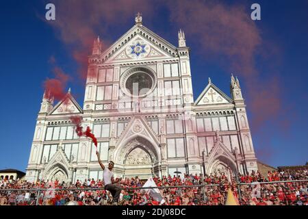 A Florence, en Italie avec les derniers gladiatorsles joueurs de Calcio Storico, l'ancêtre du football le 2013 juin. Depuis le Moyen Age, chaque année en juin, quatre quartiers de la ville de Florence se battent sans pitié pour l'honneur de gagner le tournoi de Calcio Storico Fiorentino, un sport extraordinairement violent, joué par des hommes entraînés à se battre les uns contre les autres jusqu'à leurs limites.le tournoi se déroule avec quatre équipes, Les Bleus, les Verts, les blancs et les rouges, chacun représentant un district de la ville. C'est une croix entre la lutte gréco-romaine, la boxe, le rugby et le football. Cinquante minutes Banque D'Images