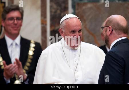 Le Pape François salue le Président du Parlement européen Martin Schulz (à droite) lors de la cérémonie du Prix Charlemagne d'Aix-la-Chapelle, à la salle Reggia, le 6 mai 2016, à la Cité du Vatican, au Vatican. Le pape François a reçu le Prix Charlemagne, décerné chaque année depuis 1950 par la ville allemande d'Aix-la-Chapelle à des personnes qui ont contribué aux idéaux sur lesquels l'Europe a été fondée, avec la participation de hauts responsables de l'UE. Le pape a reçu le prix du chef du comité de remise des prix, Juergen Linden, et le maire d'Aix-la-Chapelle, Marcel Philipp, sous la surveillance de la chancelière allemande Angela Merkel, le premier ministre italien Matteo Renz Banque D'Images