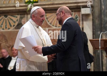 Le Pape François salue le Président du Parlement européen Martin Schulz (à droite) lors de la cérémonie du Prix Charlemagne d'Aix-la-Chapelle, à la salle Reggia, le 6 mai 2016, à la Cité du Vatican, au Vatican. Le pape François a reçu le Prix Charlemagne, décerné chaque année depuis 1950 par la ville allemande d'Aix-la-Chapelle à des personnes qui ont contribué aux idéaux sur lesquels l'Europe a été fondée, avec la participation de hauts responsables de l'UE. Le pape a reçu le prix du chef du comité de remise des prix, Juergen Linden, et le maire d'Aix-la-Chapelle, Marcel Philipp, sous la surveillance de la chancelière allemande Angela Merkel, le premier ministre italien Matteo Renz Banque D'Images