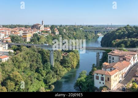 Trezzo sull'Adda (MI) , ITALIE - 5 septembre 2020. Vue aérienne sur la rivière trezzo et le pont. Végétation et industrialisation. Banque D'Images