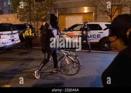 Washington, États-Unis. 12 décembre 2020. Un démonstrateur d'Antifa se prépare à combattre avec un fier garçon hors du cadre lors d'un rassemblement Pro Trump à Washington, DC le samedi 12 décembre 2020. De grands groupes de partisans du président Donald Trump marchent sur la capitale de la nation alors qu'ils allèguent, sans preuve, que le président élu Joe Biden a volé l'élection américaine de Donald Trump. Photo de Ken Cedeno/UPI crédit: UPI/Alay Live News Banque D'Images