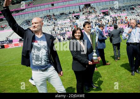 Frank Leboeuf, Anne Hidalgo, Maire de Paris et Jean François Martins, adjoint du Maire de Paris en charge du sport et du tourisme lors d'un match de football génération 98 avant L'EURO 2016 au stade Jean Bouin à Paris, France, le 8 mai 2016. Photo d'Alain Apaydin/ABACAPRESS.COM Banque D'Images