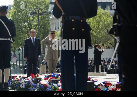 Le président français François Hollande respecte la tombe du Soldat inconnu à la base de l'Arc de Triomphe lors d'une cérémonie marquant le 71e anniversaire de la victoire sur l'Allemagne nazie lors de la Seconde Guerre mondiale à Paris, en France, le 8 mai 2016. Photo de Revelli-Beaumont/Pool/ABACAPRESS.COM Banque D'Images