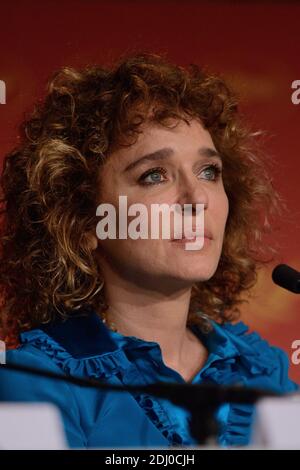 Valeria Golino participe à la conférence de presse du jury au Palais des Festivals de Cannes, France, le 11 mai 2016, dans le cadre du 69e Festival de Cannes. Photo d'Aurore Marechal/ABACAPRESS.COM Banque D'Images