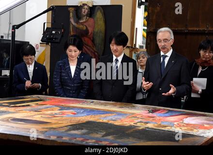 Le Prince Akishino du Japon et sa femme la princesse Kiko ont visité l'Opificio delle Pietre dure (un leader mondial dans le domaine de la restauration de l'art) où est restauré le tableau de Léonard de Vinci "l'adoration des Magi". Le prince Akishino, fils cadet de l'empereur japonais Akihito, et sa femme la princesse Kiko sont en Italie pour une excursion de huit jours pour assister à une célébration du 150e anniversaire des relations diplomatiques entre les deux pays et pour faire un appel de courtoisie au pape François à la Cité du Vatican. Photo par ABACAPRESS.COM Banque D'Images