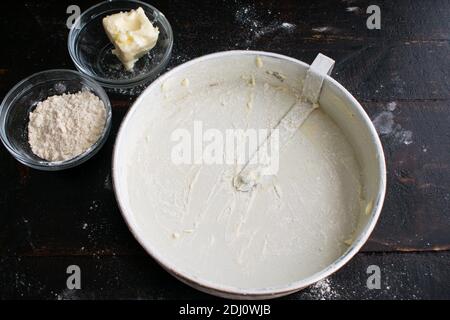 Faire fondre un moule à gâteau : un moule à gâteau rond enrobé de beurre et de farine Banque D'Images