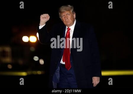 Washington, DC, États-Unis. 12 décembre 2020. Le président des États-Unis Donald J. Trump fait des gestes en marchant sur la pelouse sud de la Maison Blanche à son retour à Washington, DC, États-Unis, le samedi 12 décembre 2020. Crédit: Yuri Gripas/Pool via CNP | usage dans le monde crédit: dpa/Alay Live News Banque D'Images