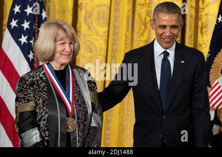 Le Dr Mary-Claire King, de l'Université de Washington, se tient avec le président Barack Obama après avoir reçu la Médaille nationale de la science, lors d'une cérémonie dans la salle est de la Maison Blanche, le 19 mai 2016, à Washington, DC, États-Unis. Créée en 1959, la Médaille nationale des sciences reconnaît les personnes qui ont apporté une contribution exceptionnelle aux sciences et au génie. La Médaille nationale de la technologie et de l'innovation, créée en 1980, reconnaît ceux qui ont contribué à la compétitivité et à la qualité de vie de l'Amérique et qui ont contribué à renforcer la main-d'œuvre technologique du pays. Photo b Banque D'Images
