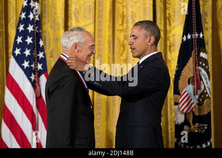 Le Dr Arthur Gossard, de l'Université de Californie, reçoit la Médaille nationale de la technologie et de l'innovation du président Barack Obama, lors d'une cérémonie dans la salle est de la Maison Blanche, le 19 mai 2016, à Washington, DC, États-Unis. Créée en 1959, la Médaille nationale des sciences reconnaît les personnes qui ont apporté une contribution exceptionnelle aux sciences et au génie. La Médaille nationale de la technologie et de l'innovation, créée en 1980, reconnaît ceux qui ont contribué à la compétitivité et à la qualité de vie de l'Amérique et qui ont contribué à renforcer la main-d'œuvre technologique du pays. Photo Banque D'Images