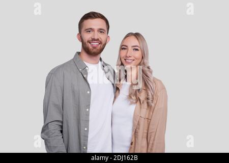 Couple Portrait debout isolé. Homme et femme embrassant, amoureux, amis, couple concept Banque D'Images