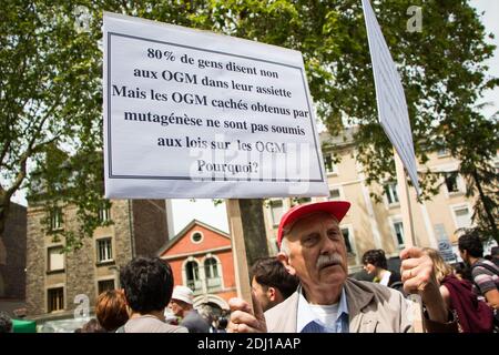 Cent manifestants se sont emmis dans les rues de Rennes, dans l'ouest de la France, le 21 mai 2016, pour la marche contre Monsanto, dans le cadre d'une manifestation contre la multinationale agrochimique. Les militants protestent contre les produits génétiquement modifiés (OGM) de Monsanto et contre le monopole présumé que Monsanto a sur le marché de l'approvisionnement alimentaire. Photo du Vicent Feuray/ABACAPRESS.COM Banque D'Images
