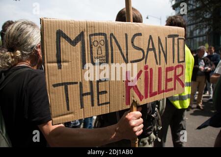 Cent manifestants se sont emmis dans les rues de Rennes, dans l'ouest de la France, le 21 mai 2016, pour la marche contre Monsanto, dans le cadre d'une manifestation contre la multinationale agrochimique. Les militants protestent contre les produits génétiquement modifiés (OGM) de Monsanto et contre le monopole présumé que Monsanto a sur le marché de l'approvisionnement alimentaire. Photo du Vicent Feuray/ABACAPRESS.COM Banque D'Images