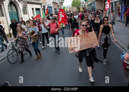 Cent manifestants se sont emmis dans les rues de Rennes, dans l'ouest de la France, le 21 mai 2016, pour la marche contre Monsanto, dans le cadre d'une manifestation contre la multinationale agrochimique. Les militants protestent contre les produits génétiquement modifiés (OGM) de Monsanto et contre le monopole présumé que Monsanto a sur le marché de l'approvisionnement alimentaire. Photo du Vicent Feuray/ABACAPRESS.COM Banque D'Images