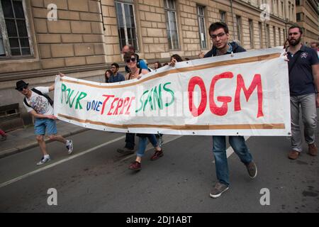 Cent manifestants se sont emmis dans les rues de Rennes, dans l'ouest de la France, le 21 mai 2016, pour la marche contre Monsanto, dans le cadre d'une manifestation contre la multinationale agrochimique. Les militants protestent contre les produits génétiquement modifiés (OGM) de Monsanto et contre le monopole présumé que Monsanto a sur le marché de l'approvisionnement alimentaire. Photo du Vicent Feuray/ABACAPRESS.COM Banque D'Images