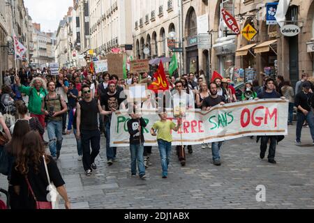 Cent manifestants se sont emmis dans les rues de Rennes, dans l'ouest de la France, le 21 mai 2016, pour la marche contre Monsanto, dans le cadre d'une manifestation contre la multinationale agrochimique. Les militants protestent contre les produits génétiquement modifiés (OGM) de Monsanto et contre le monopole présumé que Monsanto a sur le marché de l'approvisionnement alimentaire. Photo du Vicent Feuray/ABACAPRESS.COM Banque D'Images