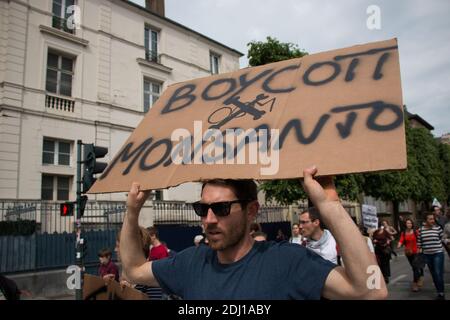 Cent manifestants se sont emmis dans les rues de Rennes, dans l'ouest de la France, le 21 mai 2016, pour la marche contre Monsanto, dans le cadre d'une manifestation contre la multinationale agrochimique. Les militants protestent contre les produits génétiquement modifiés (OGM) de Monsanto et contre le monopole présumé que Monsanto a sur le marché de l'approvisionnement alimentaire. Photo du Vicent Feuray/ABACAPRESS.COM Banque D'Images
