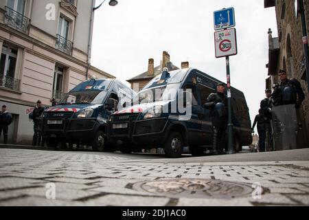 Cent manifestants se sont emmis dans les rues de Rennes, dans l'ouest de la France, le 21 mai 2016, pour la marche contre Monsanto, dans le cadre d'une manifestation contre la multinationale agrochimique. Les militants protestent contre les produits génétiquement modifiés (OGM) de Monsanto et contre le monopole présumé que Monsanto a sur le marché de l'approvisionnement alimentaire. Photo du Vicent Feuray/ABACAPRESS.COM Banque D'Images
