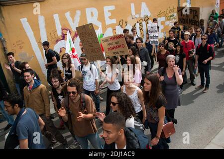 Cent manifestants se sont emmis dans les rues de Rennes, dans l'ouest de la France, le 21 mai 2016, pour la marche contre Monsanto, dans le cadre d'une manifestation contre la multinationale agrochimique. Les militants protestent contre les produits génétiquement modifiés (OGM) de Monsanto et contre le monopole présumé que Monsanto a sur le marché de l'approvisionnement alimentaire. Photo du Vicent Feuray/ABACAPRESS.COM Banque D'Images