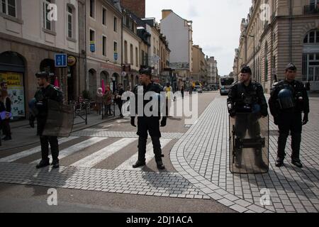 Cent manifestants se sont emmis dans les rues de Rennes, dans l'ouest de la France, le 21 mai 2016, pour la marche contre Monsanto, dans le cadre d'une manifestation contre la multinationale agrochimique. Les militants protestent contre les produits génétiquement modifiés (OGM) de Monsanto et contre le monopole présumé que Monsanto a sur le marché de l'approvisionnement alimentaire. Photo du Vicent Feuray/ABACAPRESS.COM Banque D'Images