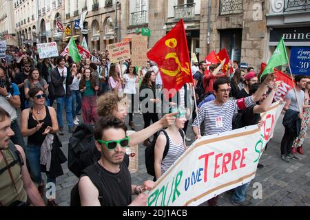 Cent manifestants se sont emmis dans les rues de Rennes, dans l'ouest de la France, le 21 mai 2016, pour la marche contre Monsanto, dans le cadre d'une manifestation contre la multinationale agrochimique. Les militants protestent contre les produits génétiquement modifiés (OGM) de Monsanto et contre le monopole présumé que Monsanto a sur le marché de l'approvisionnement alimentaire. Photo du Vicent Feuray/ABACAPRESS.COM Banque D'Images