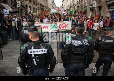 Cent manifestants se sont emmis dans les rues de Rennes, dans l'ouest de la France, le 21 mai 2016, pour la marche contre Monsanto, dans le cadre d'une manifestation contre la multinationale agrochimique. Les militants protestent contre les produits génétiquement modifiés (OGM) de Monsanto et contre le monopole présumé que Monsanto a sur le marché de l'approvisionnement alimentaire. Photo du Vicent Feuray/ABACAPRESS.COM Banque D'Images