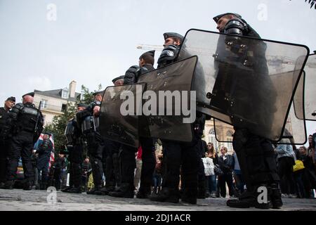 Cent manifestants se sont emmis dans les rues de Rennes, dans l'ouest de la France, le 21 mai 2016, pour la marche contre Monsanto, dans le cadre d'une manifestation contre la multinationale agrochimique. Les militants protestent contre les produits génétiquement modifiés (OGM) de Monsanto et contre le monopole présumé que Monsanto a sur le marché de l'approvisionnement alimentaire. Photo du Vicent Feuray/ABACAPRESS.COM Banque D'Images