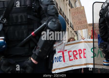 Cent manifestants se sont emmis dans les rues de Rennes, dans l'ouest de la France, le 21 mai 2016, pour la marche contre Monsanto, dans le cadre d'une manifestation contre la multinationale agrochimique. Les militants protestent contre les produits génétiquement modifiés (OGM) de Monsanto et contre le monopole présumé que Monsanto a sur le marché de l'approvisionnement alimentaire. Photo du Vicent Feuray/ABACAPRESS.COM Banque D'Images